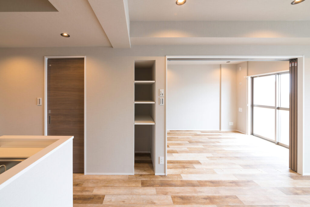 引き戸を開けてひと続きにしたマンションのLDK。間取りを編み直した後の部屋
