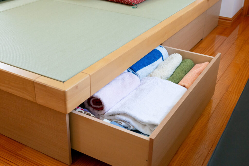 小上がりの段差を活かした引き出し収納
