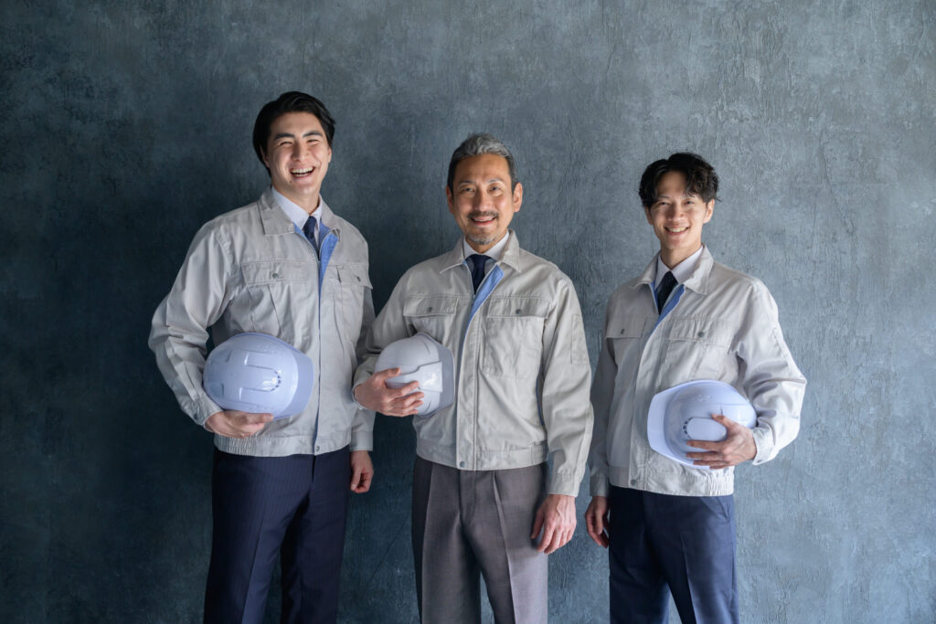 作業服姿でヘルメットを手にした、ここちのスタッフ3人