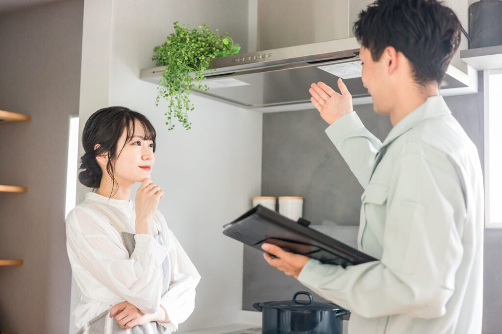 キッチンで担当者の説明を聞きながら考えるお客様