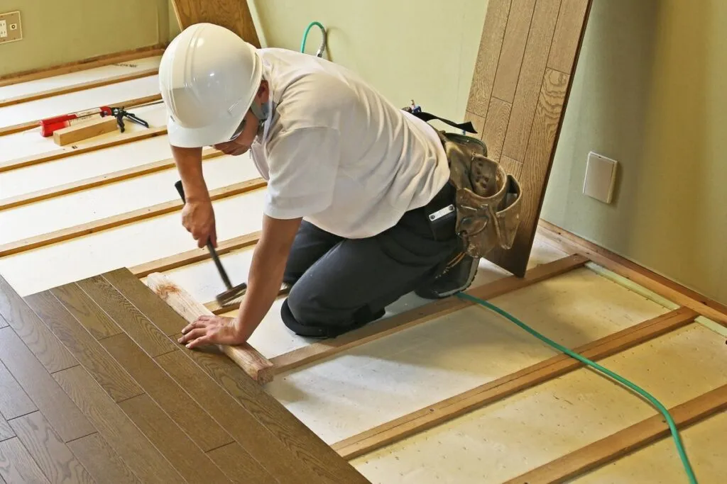 無垢の床材を張る大工の手元